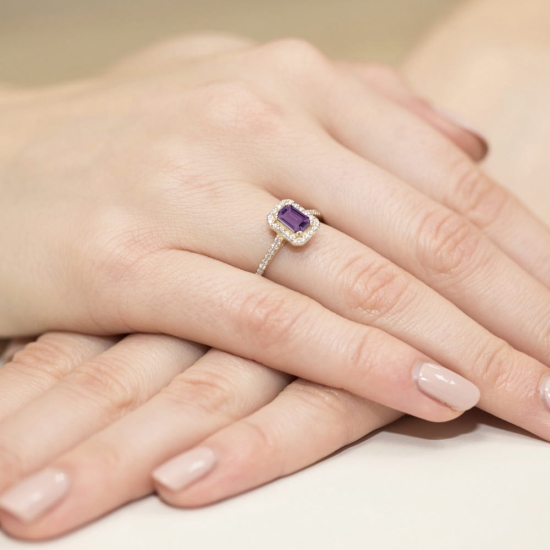 Złoty pierścionek z ametystem 0,50 ct i diamentami